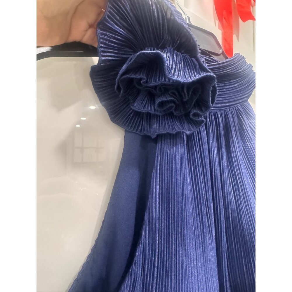 Betsy & Adam Navy Blue Pleated Halter Gown With Floral Neck Detail Size 6 - Picture 6 of 8